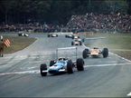 Джекки Стюарт опережает Марио Андретти в дебюте гонки