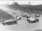 Стирлинг Мосс лидирует в первом повороте Гран При Голландии 1958 года