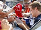Себастьян Феттель раздает автографы в Монако