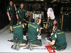 Механики Team Lotus за работой