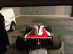 Технический момент накануне съемок: машина, напоминающая McLaren M23B образца 1976 года, выгружается из трейлера