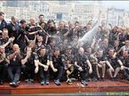 Команда Red Bull Racing празднует победу Марка Уэббера в Монако