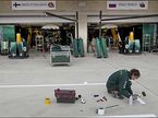 Команда Caterham F1 обустраивается в боксах, фото Austin American Statesman