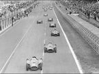 Эудженио Кастеллотти на Ferrari лидирует на старте Гран При Франции 1956 года