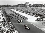 Обладатель поула Дик Ратман лидирует на старте 500-мильной гонки в Индианаполисе 1958 года