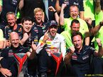 Команда Red Bull отмечает победу в Гран При Канады 2013.