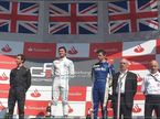 Подиум второй гонки на Нюрбургринге: Александер Симс, Мелвилл Макки и Ник Йеллоли