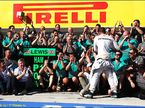 Mercedes AMG F1 и Льюис Хэмилтон отмечают победу в Гран При Венгрии 2013