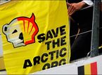 Баннер активистов Greenpeace на подиуме Гран При Бельгии