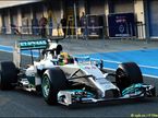 Льюис Хэмилтон покидает боксы в Хересе на новой Mercedes F1 W05