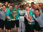 Mercedes празднует победный дубль