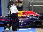 Red Bull RB10 проходит техническую инспекцию FIA
