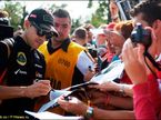 Пастор Мальдонадо раздаёт автографы в Монце