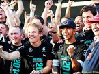 Команда Mercedes празднует победу в Кубке конструкторов