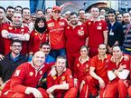 Эстебан Гутьеррес в окружении сотрудников Ferrari