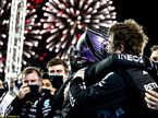 Льюис Хэмилтон с Mercedes празднуют победу