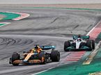 Машины McLaren и Mercedes на тестах в Барселоне