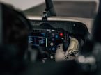 Даниэль Хункаделла в процессе работы на новом симуляторе Aston Martin, фото пресс-службы команды