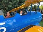 Даниил Квят вместе с инструктором в кабине Stearman Model 75, фото из Instagram Келли Пике