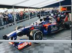 Машины Toro Rosso на Исакиевской площади в Санкт-Петербурге, фото из Instagram Сочи Автодрома