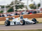 Алекс Элбон за рулём Williams FW08 на трассе в Гудвуде, фото пресс-службы Williams