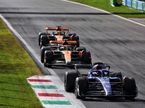 Алекс Элбон сдерживает атаки гонщиков McLaren на трассе в Монце, фото XPB