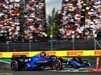 Алекс Элбон за рулём Williams FW45 на трассе в Мехико