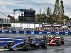 Алекс Элбон за рулём Williams едет впереди Карлоса Сайнса, фото XPB