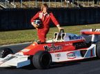 Джеймс Хант у машины McLaren M26-02, фото McLaren