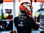 Кими Райкконен перед тем, как занять место в кокпите новой машине Alfa Romeo