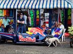 Хайме Альгерсуари гоночная машина Red Bull на улице Санто-Доминго 