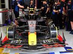 Машина RB20 в боксах Red Bull на тестах в Бахрейне, фото XPB