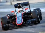 Кевин Магнуссен за рулём McLaren MP4-30 на тестах в Барселоне
