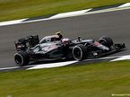 Дженсон Баттон за рулём McLaren MP4-31 на трассе в Сильверстоуне