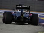 Фернандо Алонсо за рулём McLaren-Honda