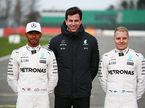 Тото Вольфф и гонщики Mercedes на презентации машины 2017 года