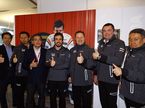 Фернандо Алонсо в окружении руководства McLaren и Honda