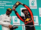 Льюис Хэмилтон и Даниэль Риккардо на подиуме Гран При Малайзии