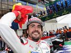 Фернандо Алонсо радуется победе в Ле-Мане