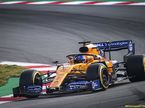 Карлос Сайнс за рулём McLaren MCL34 на тестах в Барселоне