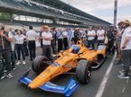 Команда McLaren на пит-лейн автодрома в Индианаполисе