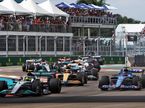 Старт Гран При Майами. Хорошо видно, как Фернандо Алонсо прорывается вперёд, его машина справа, фото XPB