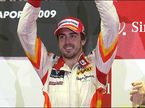Фернандо Алонсо на подиуме Гран При Сингапура
