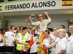 Команда поздравляет Фернандо Алонсо с подиумом в Сингапуре