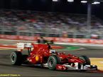 Ferrari Фернандо Алонсо на трассе в Сингапуре