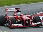 Фернандо Алонсо за рулем F138 на трассе в Малайзии