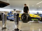 Фернандо Алонсо перед открытием выставки лично всё проверил