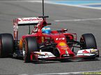 Фернандо Алонсо за рулём Ferrari F14 T на трассе в Бахрейне