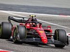 Карлос Сайнс за рулём Ferrari F1-75 на тестах в Бахрейне, фото XPB