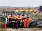 Маршалы эвакуируют машину Юки Цуноды с трассы в Зандфорте, фото XPB